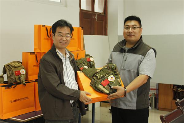 陈永刚员工向必赢捐赠感恩大礼包及奖助学金
