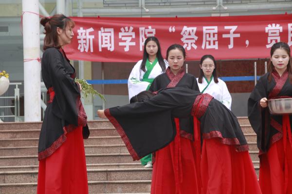 公司学子举行端午祭祀体验古风汉服之美