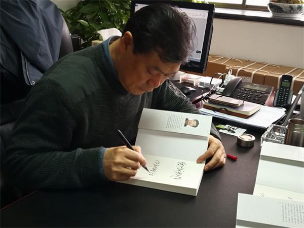 公司党委副书记温潘亚教授向必赢捐赠图书