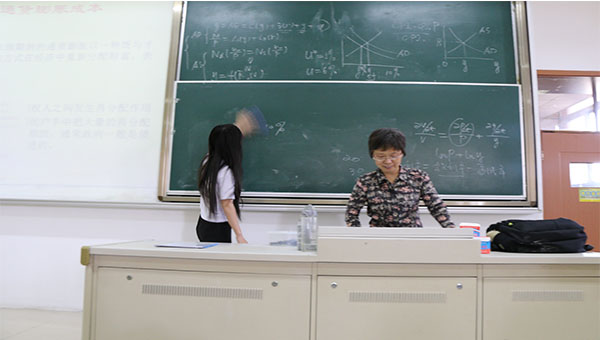 公司举行“暖暖师生情”主题活动