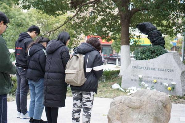 公司开展南京大屠杀遇难同胞丛葬地寻访祭扫活动