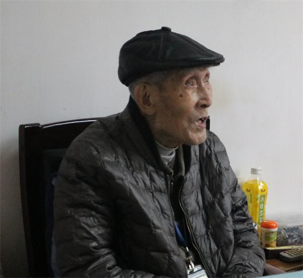 公司组织员工探望大屠杀幸存者夏瑞荣老人