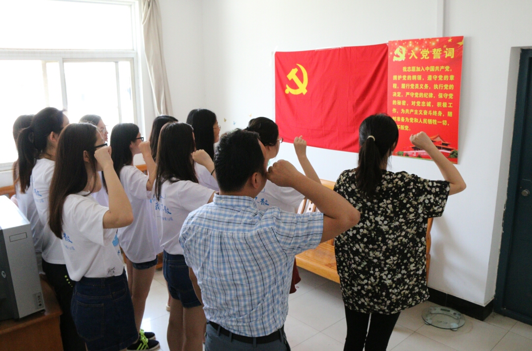 必赢以重温入党宣誓仪式送别毕业生党员