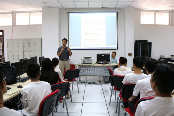 南京政治学院新闻系博导熊忠辉教授来公司讲述“影视文化生产的资本逻辑”