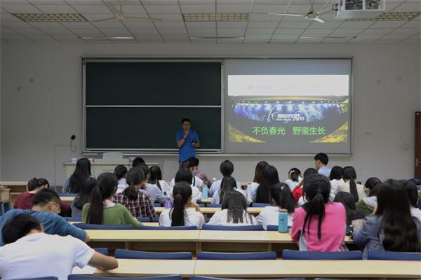 公司举办“媒介如何融合”讲座