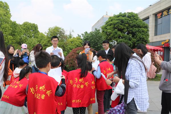 “扬子小记者”与公司员工走上街头宣传“世界图书与版权日”