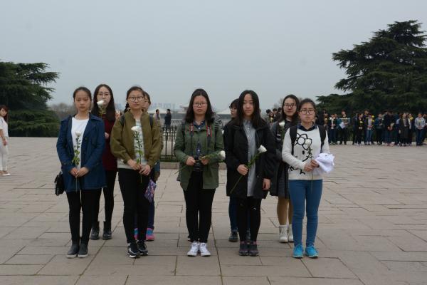 必赢学子前往雨花台祭扫英烈