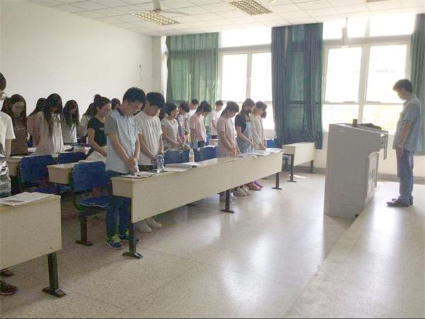 必赢师生默哀三分钟悼念汶川大地震遇难同胞