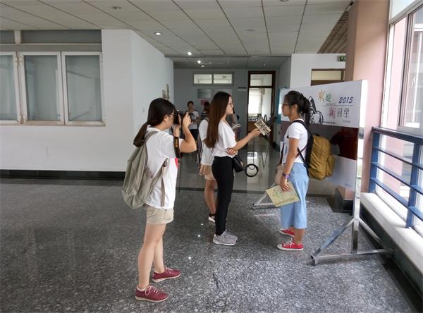 公司为新生开设“新闻一线第一课”
