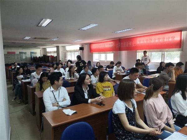 公司举办暑期实习生招聘宣讲会