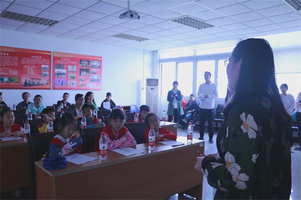 “扬子小记者”走进公司“小记者养成集训营”