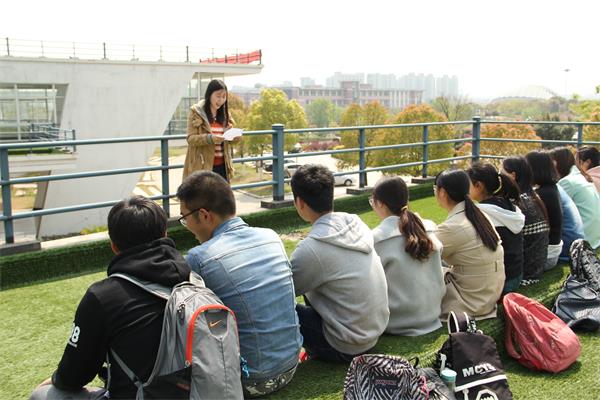 公司举办 “品书香,鉴好书”户外交流会